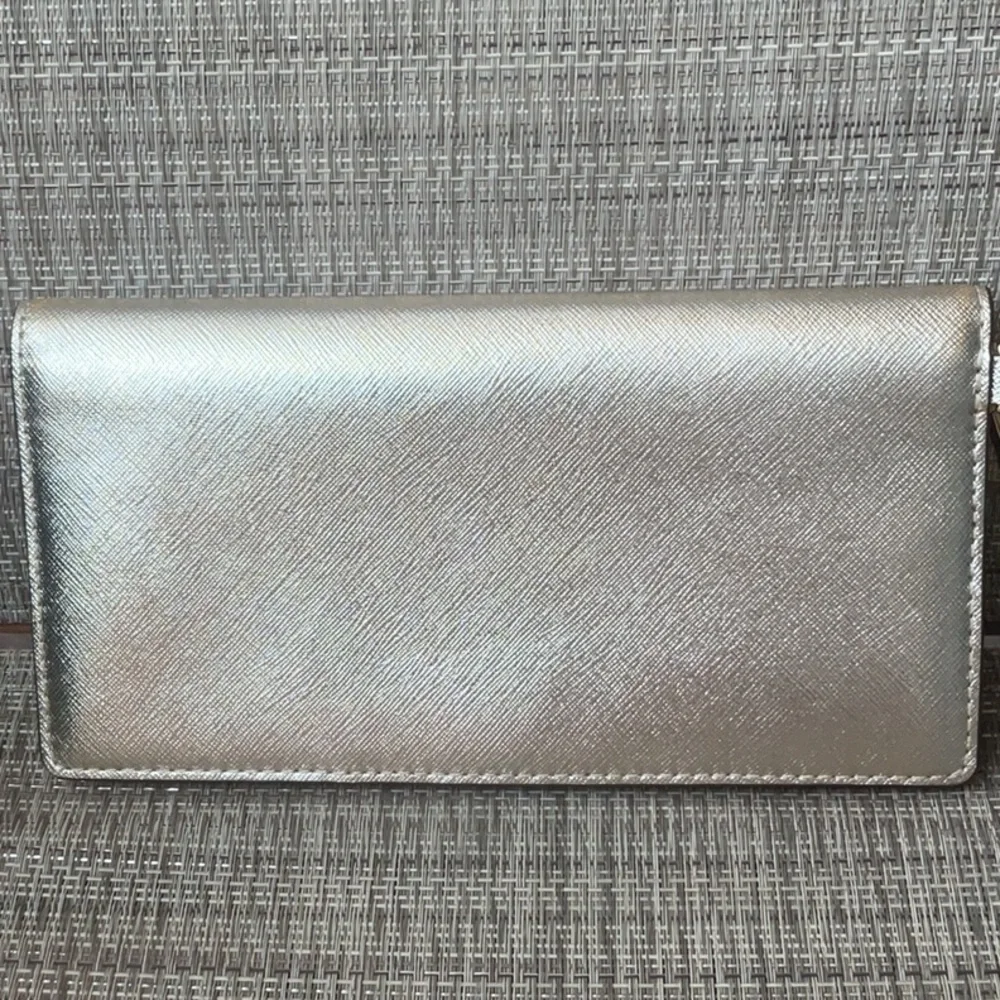 Tory Burch Emerson slim wristlet envelope in white gold - Picture 2 of 8